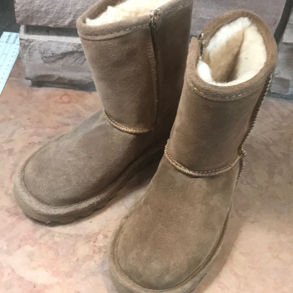 Bearpaw toddler sheepskin boots size 11